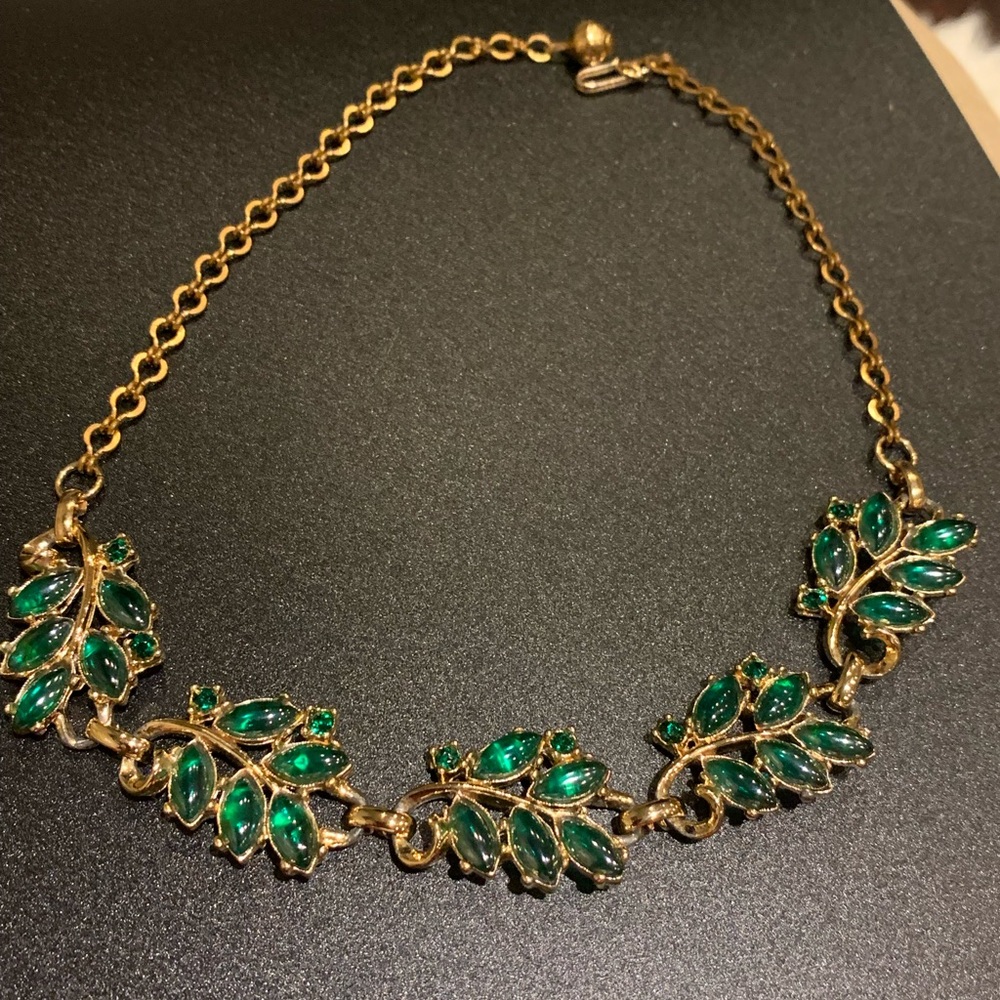STUNNING VINTAGE EMERALD GREEN NECKLACE
